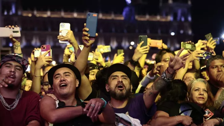 Miles de fans se dieron cita en en Zócalo de la CDMX para presenciar el concierto gratuito de Los Fabulosos Cadillacs