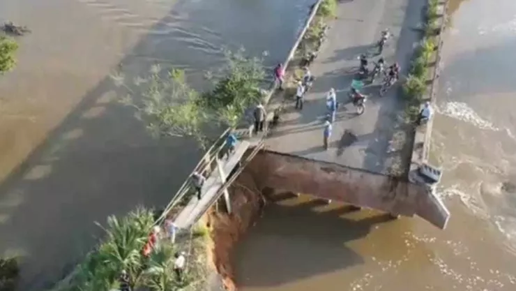 Puente colapsado en los Tuxtlas