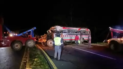 Revelan quiénes son los 15 muertos por autobús que cayó a barranco; declaran luto nacional