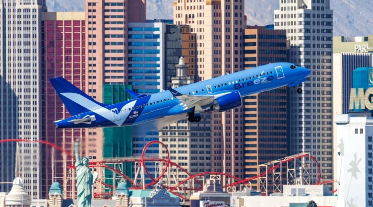 Un avión despegando