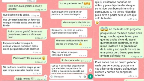 Conversación en WhatsApp: Una mujer le pide a otra mujer ser madrina de útiles escolares.