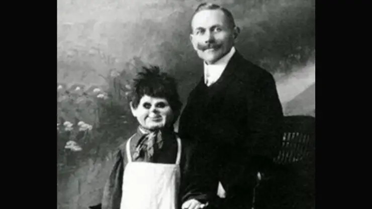 Charlie McCarthey, ventrílocuo que usaba cadáver de niño como muñeco.jpg