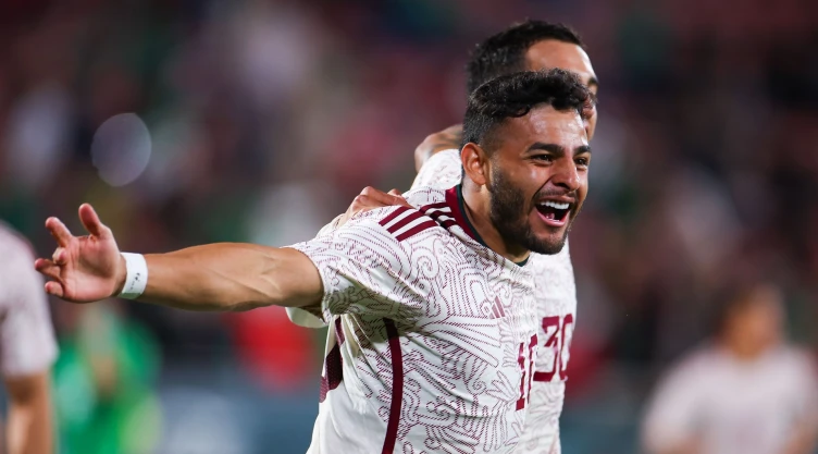 Alexis Vega celebra gol con Selección Mexicana ante Irak
