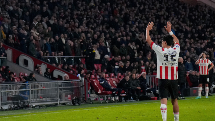 Erick Guti&eacute;rrez celebra un gol con el PSV