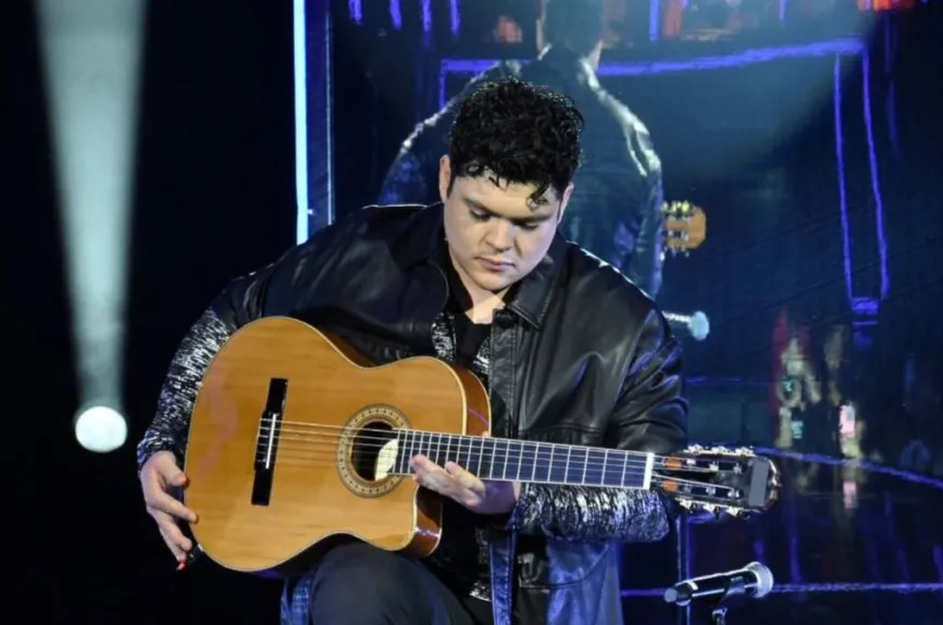 Eduardo rompió en llanto al interpretar “Miedo” de Pepe Aguilar, pues el académico dedicó esta versión personal de la canción a un amigo que ya no se encuentra con él, llevando su voz hasta el cielo. Arturo López comentó que su presentación fue preciosa, pero la crítica Lola Cortés le pidió que no se rompiera en el escenario.