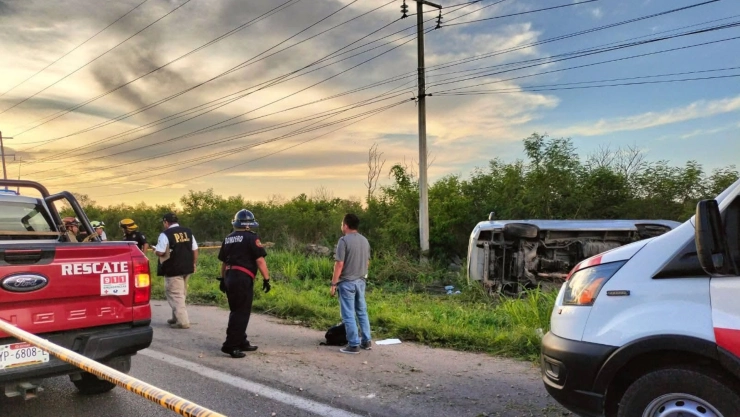 Combi con 9 trabajadores protagoniza fuerte accidente y VUELCA en la carretera Baca-Motul