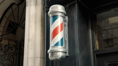 Significado de los postes de colores en las barberías