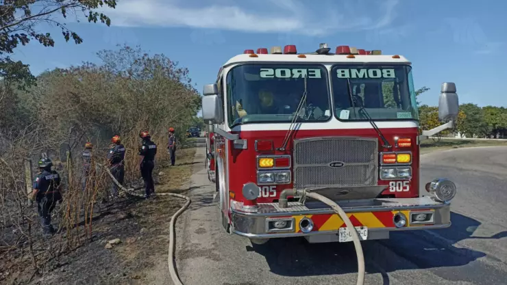 VIDEOS_ Reportan conato de incendio en la carretera Mérida-Tetiz hoy 10 de enero de 2025