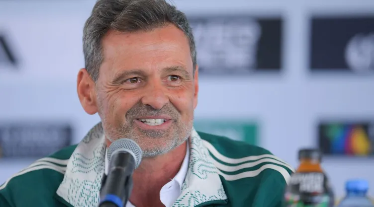 Diego Cocca con la chamarra de Selección Mexicana