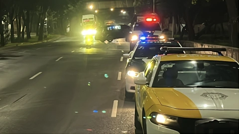 camioneta-de-lujo-se-estrella-en-gam-auto-volcado-en-viaducto-cuerpo