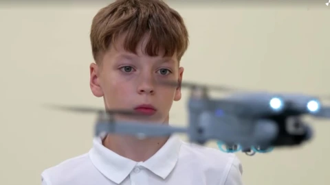 Un niño aprende a volar drones en una escuela de Lituania