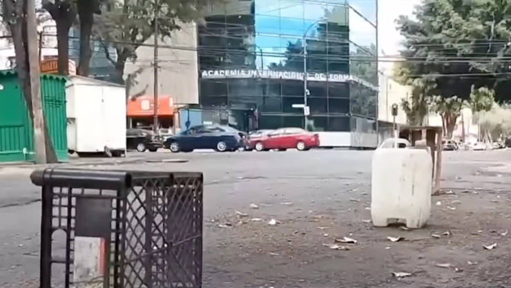 Franeleros de la CDMX operan colocando botes y cajas para apartar lugares en la calle.