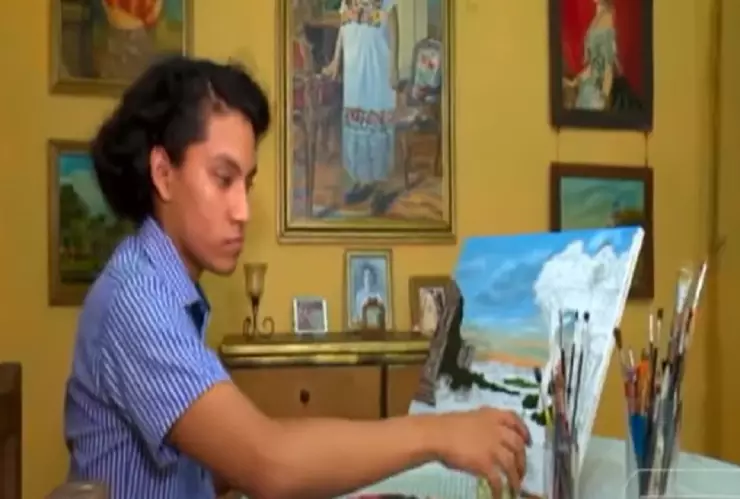 Alejandro, joven cancunense que retrata a sus seres queridos en lienzo