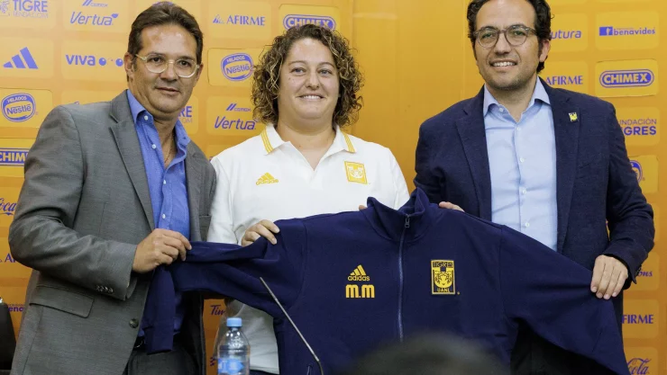 Milagros Martínez presentada con Tigres Femenil.jpg