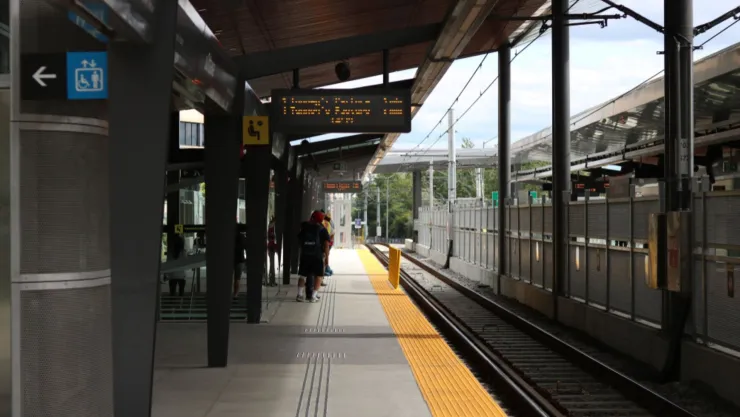 Una estación de trenes con varias personas esperando.