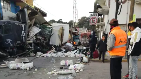 Trailer choca contra viviendas en Atzalan.