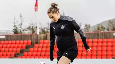 Olympique Lyon pagará multa tras recortar sueldo a jugadora embarazada