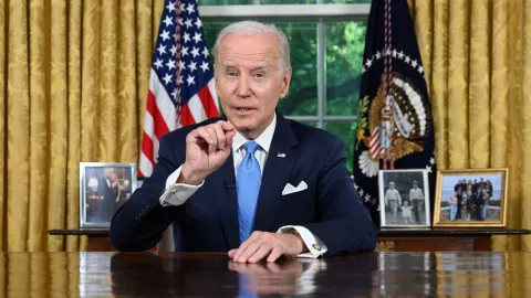 Joe Biden firma el acuerdo para elevar techo de deuda