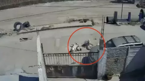 Adulto mayor cae a una coladera en zona de obras en Tijuana; vivió de milagro