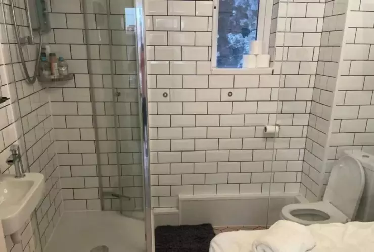 habitación airbnb baño cama