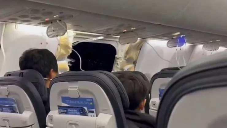 Avion de Alaska Airlines pierde ventana en pleno vuelo