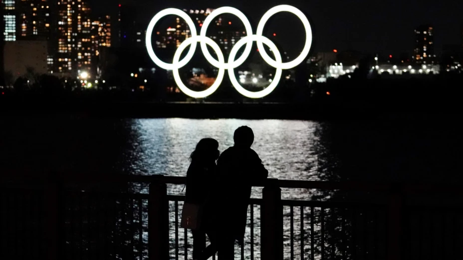 Una pareja frente al despliegue de los anillos olímpicos en Odaiba, Tokio.jpg