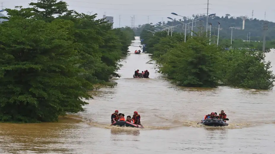 Evacuación de personas tras inundaciones en Xijiang, China.