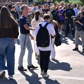Evacuación de estudiantes tras un tiroteo escolar en Aubagne, Francia.