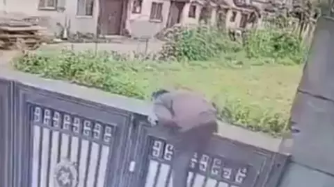 El VIDEO de cómo una abuelita de 92 años escaló un muro de 2 metros para huir del asilo