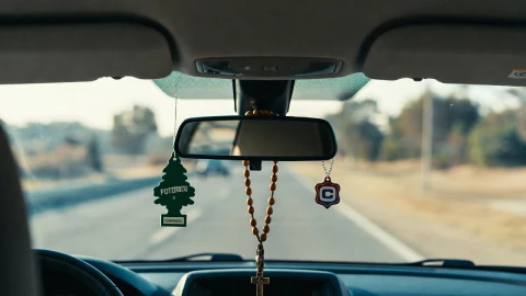 Prohibición de rosarios en el auto