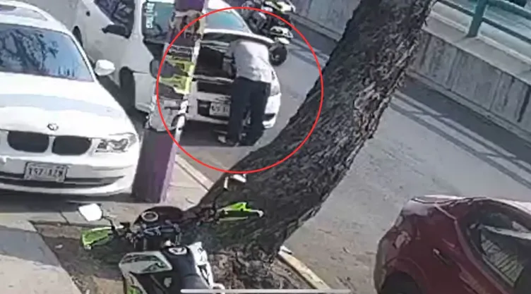 VIDEO: Así roban en Iztapalapa la computadora y batería de los automóviles