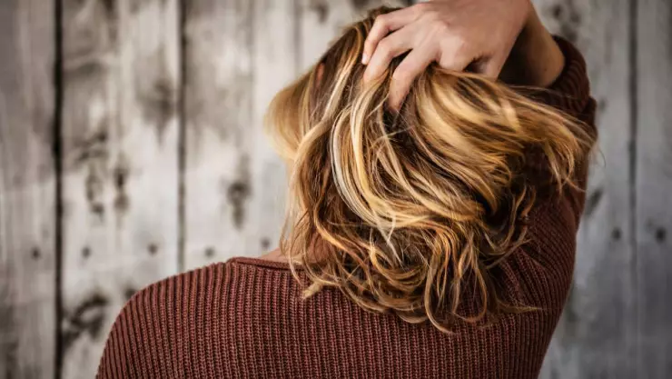 ¿Qué significa cuando alguien te toca el cabello? Aquí algunas señales