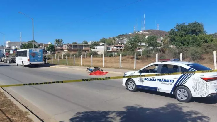 Joven motociclista derrapa y muere al ser aplastado por un camión urbano en Mazatlán, Sinaloa.