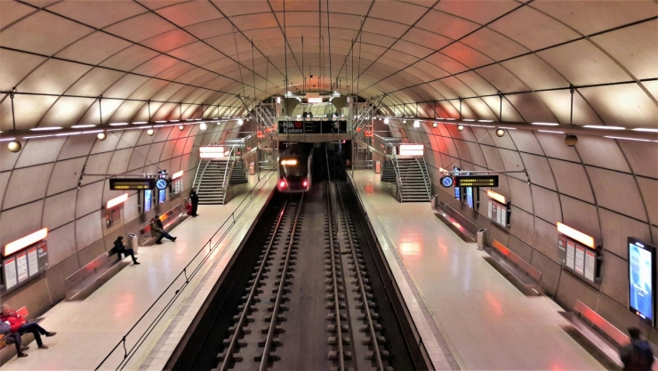 Joven sufre robo con violencia y es lanzado a las vías del metro en Madrid