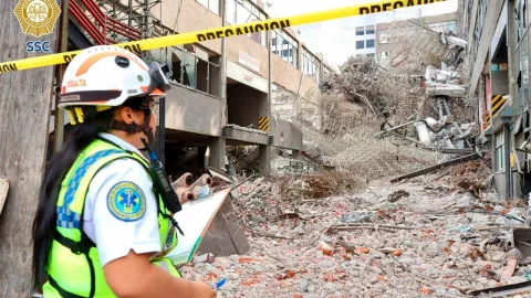 personal en el derrumbe en san antonio abad