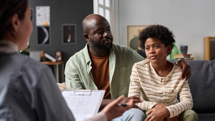 Una adolescente acude con su padre a un especialista en salud mental.