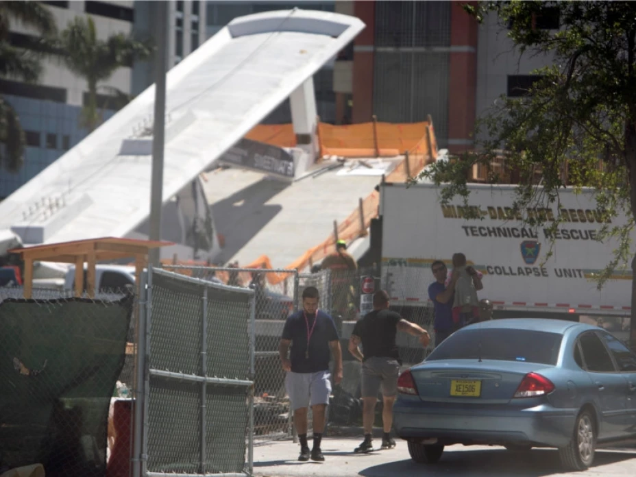 Desplome de puente en Florida.