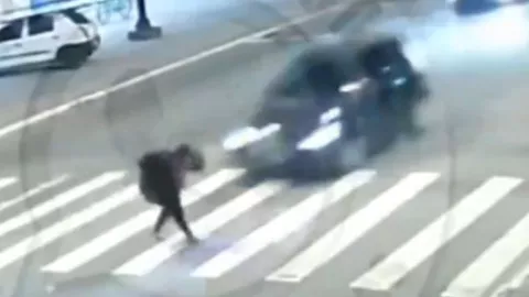 Conductor atropella a mujer y su hija