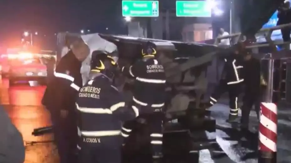 Mientras Dormía: Accidente en Circuito Interior; destroza camioneta en aparatosa volcadura y sobrevive en la CDMX