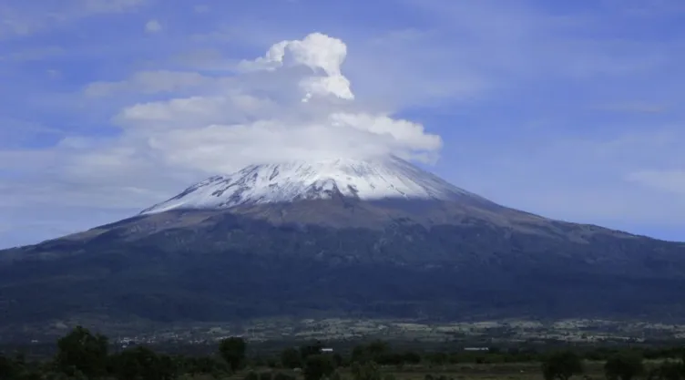 Popocatépetl amanece con nube lenticular: Qué es y por qué se forma