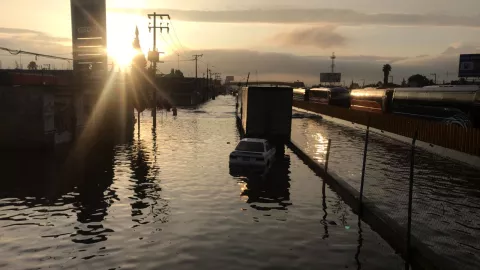 La autopista México-Puebla amanece bajo el agua por fuertes lluvias