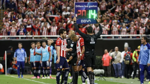 Chicharito vuelve a debutar con Chivas