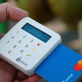 ¿Por qué no debes aceptar un crédito bancario en los cajeros automáticos?