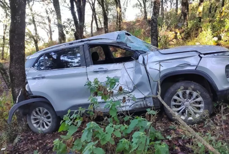 Camioneta cae a un barranco.png