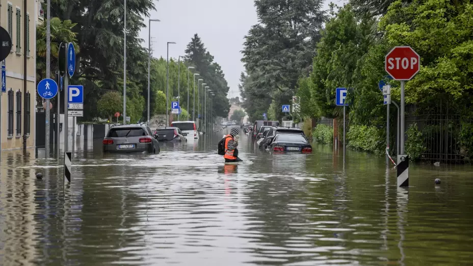 Amenazas de fuertes lluvias para los próximos días en Italia, podría agravar las inundaciones, la población levanta muros de tierra para frenar las aguas