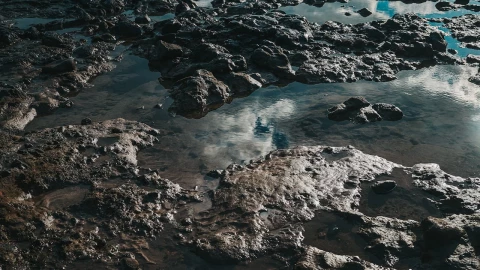 charcos por fuga de agua en la colonia San Antonio