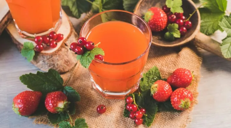 Refuerza tus defensas de manera natural con este jugo de frutas
