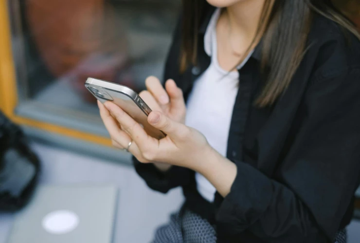 Mujer sostiene celular frente a su cara