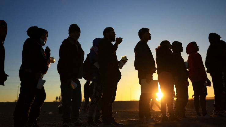 En la puerta 8 del muro fronterizo, voluntarios ayudan a migrantes con agua, alimentos y atención médica
