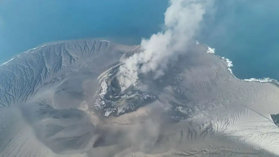 Volcán Anak Krakatoa arroja material volcánico, en Indonesia.